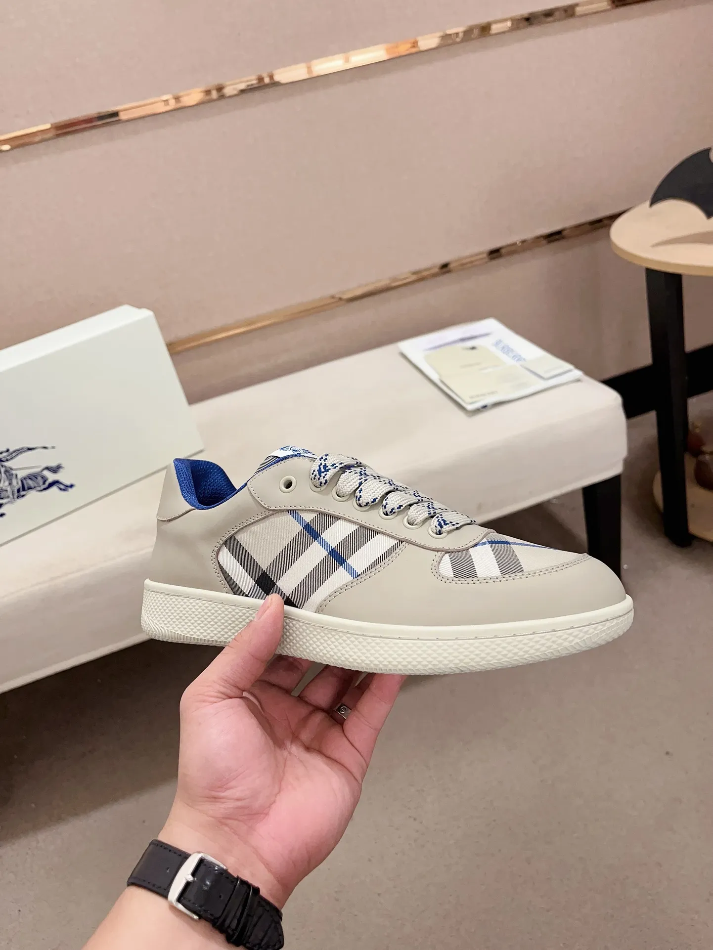 Men's shoes💰: 620💰Top version🥳◾️▫️The new Burberry men's classic low-top sneakers are reinterpreted with Vintage retro plaid cotton material and calfskin, decorated with a new brand logo. First-layer cowhide lining, embossed Burberry logo on the heel, and original TPU outsole! Code number: 38-45. Women's sizes and 46 can be customized.